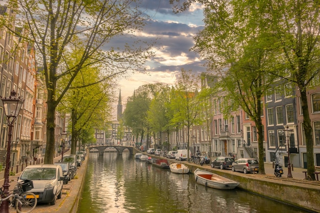 Coches y barcos en la noche Amsterdam