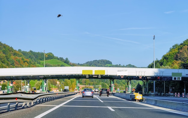 Coches en la cabina de peaje con carteles en blanco en la carretera, en Eslovenia.