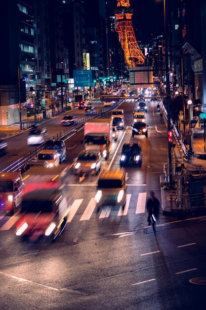 Foto coches en la calle de la ciudad por la noche en tokio