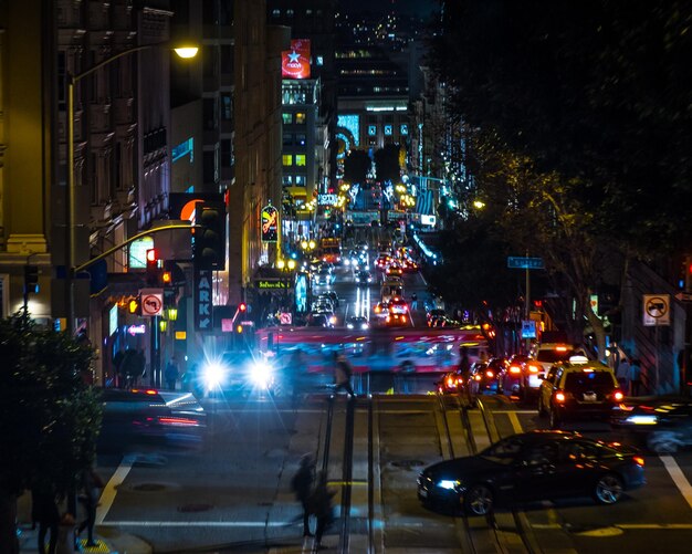 Foto coches en la calle de la ciudad por la noche