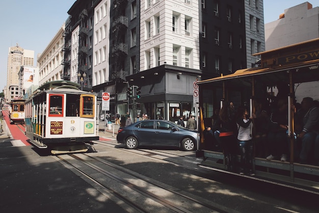 Coches en la calle en la ciudad