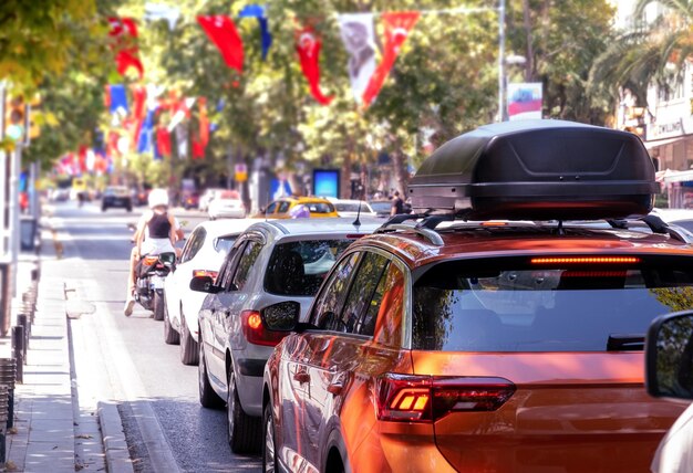 Foto coches en la calle de la ciudad