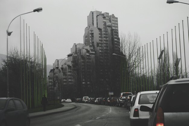 Foto coches en la calle contra el cielo en la ciudad