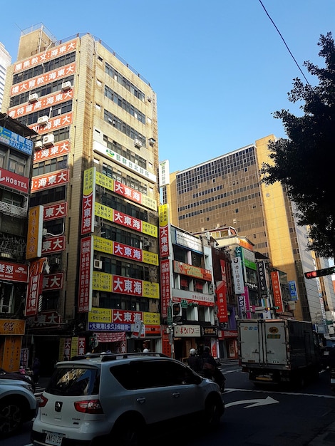 Foto coches en la calle por edificios contra el cielo