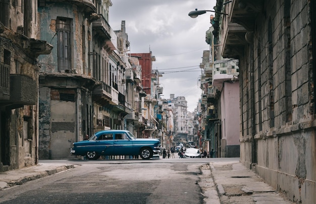 Coches en la calle en medio de edificios en la ciudad