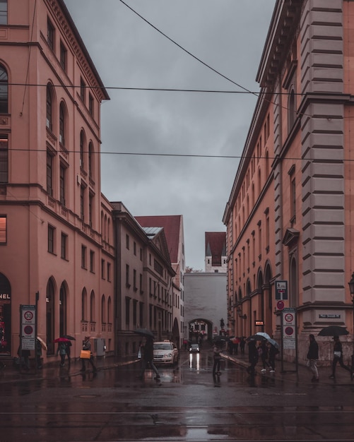 Foto coches en la calle en medio de edificios en la ciudad