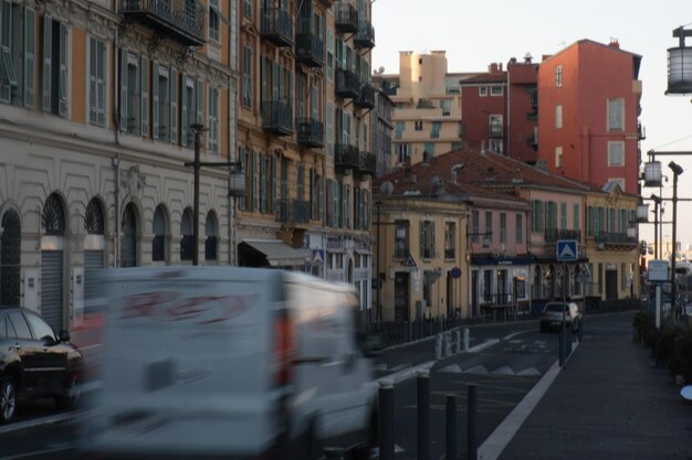 Coches en la calle en medio de edificios en la ciudad