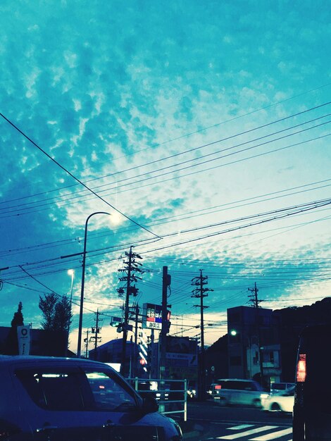 Foto coches en la carretera al atardecer