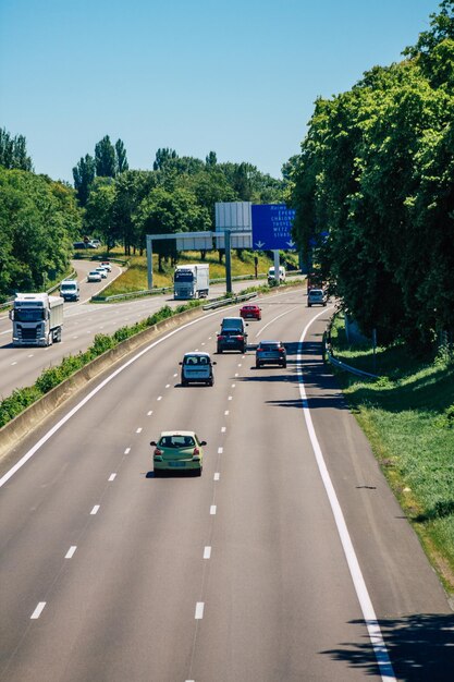 Foto coches en la carretera de la ciudad contra el cielo