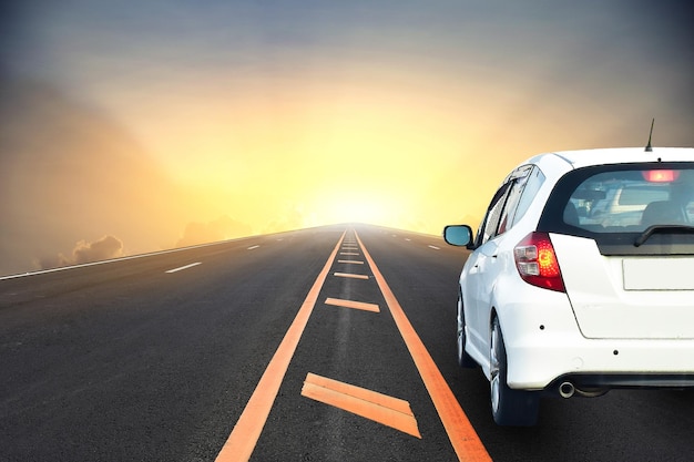 Foto coches en la carretera contra el cielo durante la puesta de sol