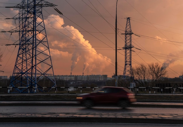 Foto coches en la carretera contra el cielo durante la puesta de sol