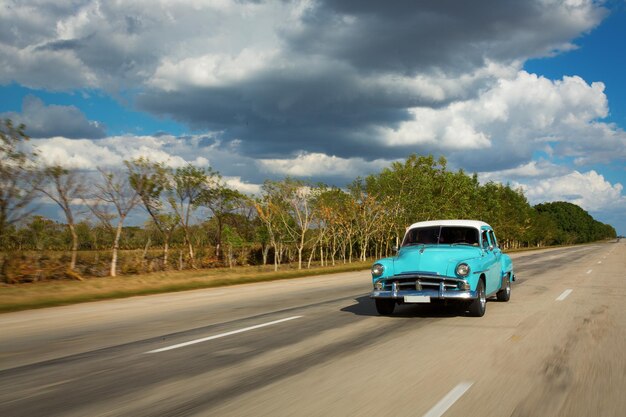 Foto coches en la carretera contra el cielo