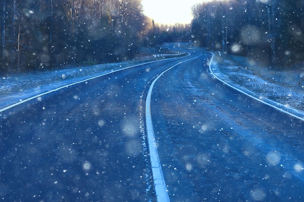 coches en la carretera de invierno atasco de tráfico ciudad / clima invernal en la autopista de la ciudad, la vista desde el coche en la carretera de niebla y nieve