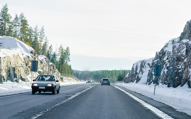 Coches en la carretera en invierno Rovaniemi, en Laponia, Finlandia