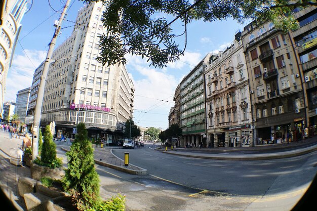 Coches en la carretera a lo largo de los edificios