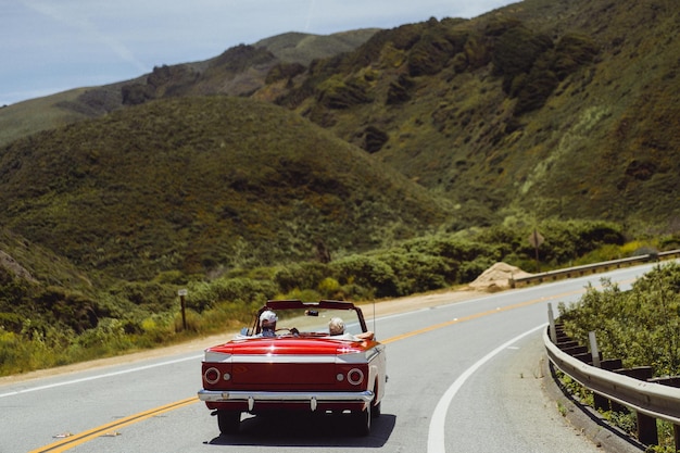 Coches en la carretera por la montaña
