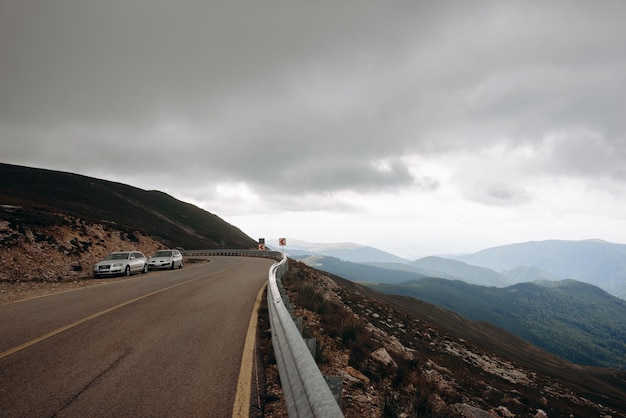 Coches en la carretera en las montañas