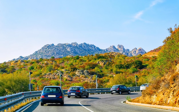 Coches en carretera en Porto Cervo en Costa Smeralda en la isla de Cerdeña en verano de Italia. Transporte Conducir por la autopista de Europa. Vista de auto en autopista. provincia de Olbia. Técnica mixta.