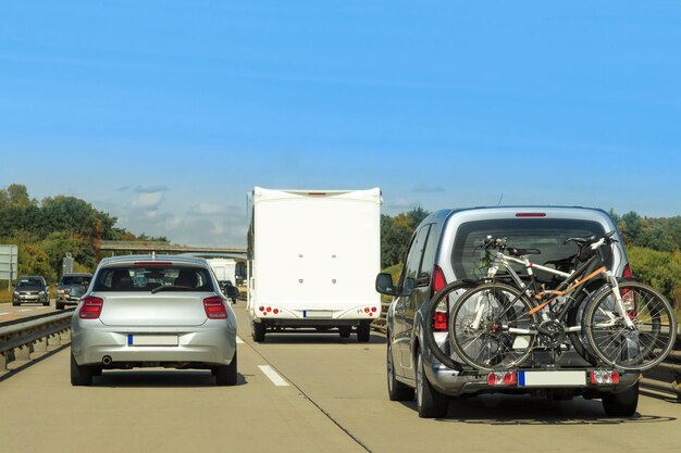 Coches en la carretera en Suiza.