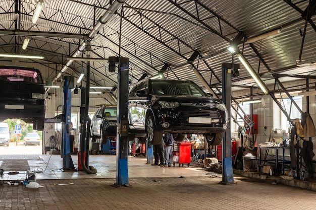 Coches en el centro de servicio de reparación de automóviles