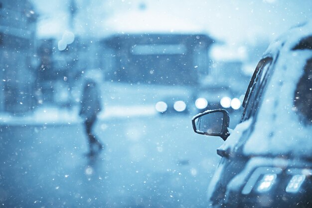 coches en la ciudad de atascos de tráfico de invierno / clima invernal en la autopista de la ciudad, la vista desde el coche en la carretera de niebla y nieve