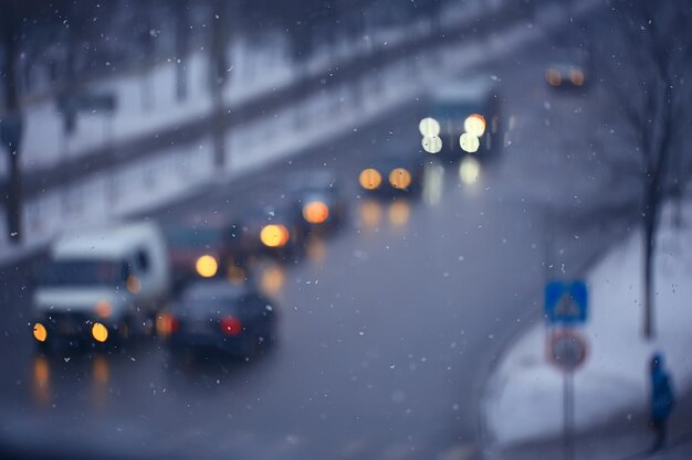 coches en la ciudad de atascos de tráfico de invierno / clima invernal en la autopista de la ciudad, la vista desde el coche en la carretera de niebla y nieve