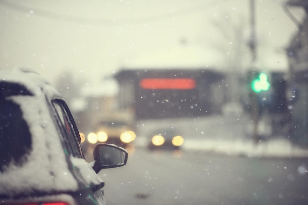 coches en la ciudad de atascos de tráfico de invierno / clima invernal en la autopista de la ciudad, la vista desde el coche en la carretera de niebla y nieve