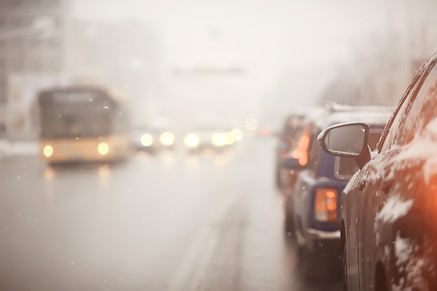 coches en la ciudad de atascos de tráfico de invierno / clima invernal en la autopista de la ciudad, la vista desde el coche en la carretera de niebla y nieve