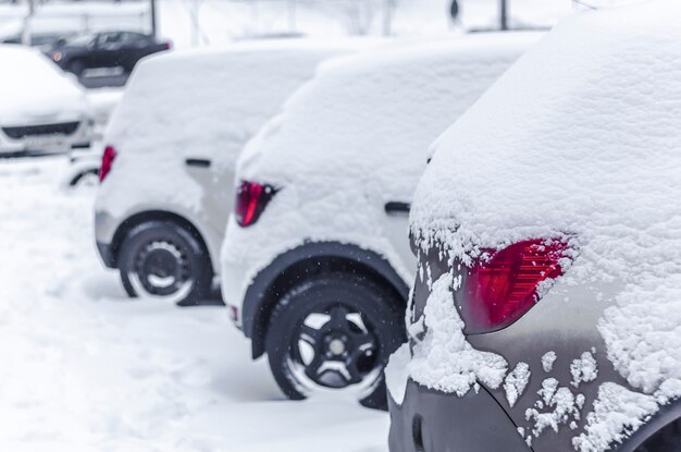 Coches cubiertos de nieve