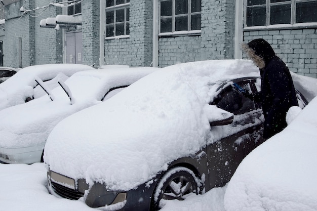 Coches después de una nevada. Limpiaparabrisas levantado.