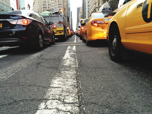 Coches estacionados en la calle