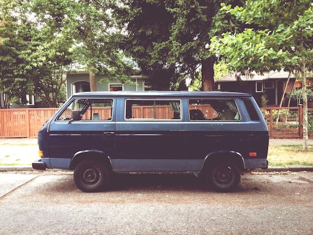 Foto coches estacionados en la carretera