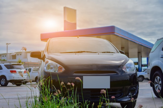 Coches estacionados en el estacionamiento contra el cielo
