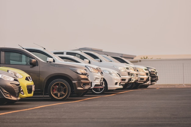 Coches estacionados en fila en el aparcamiento