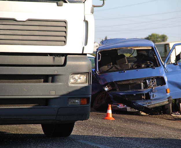 Coches estrellados después de un accidente de tráfico en una carretera suburbana