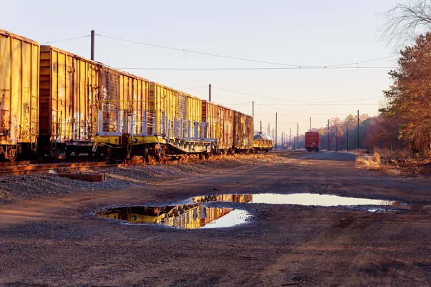 Coches ferroviarios están en la estación de carga en Estados Unidos