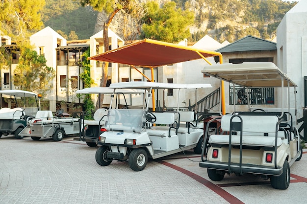 Coches de golf eléctricos estacionados en una carretera