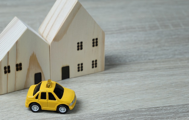 Coches de juguete y casas de madera.