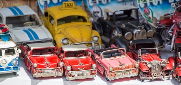 Foto coches de juguete retro como dispositivos de transporte