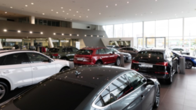 Foto coches de lujo en el interior de un concesionario de coches borroso