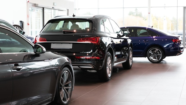 Coches de lujo de la sala de exposición de coches suv en una fila