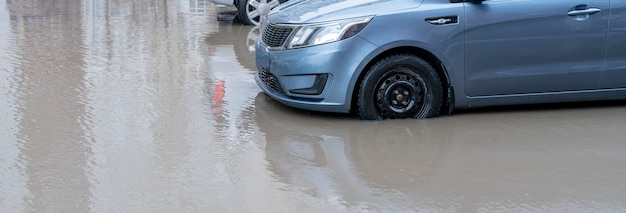 Los coches se mueven en el camino del agua, el desastre de las inundaciones en el exterior