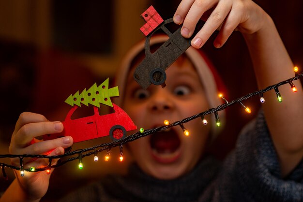 Coches navideños en manos de un niño.