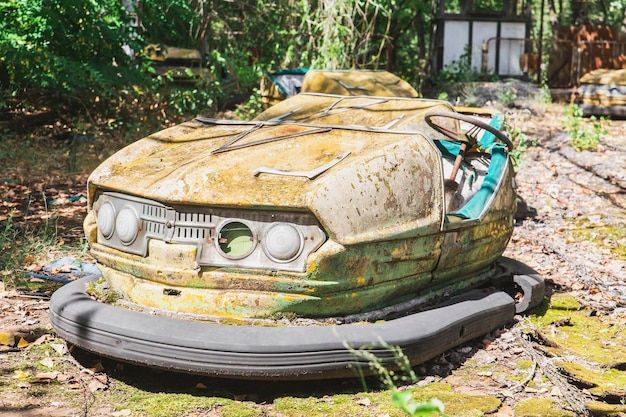 Foto coches de niños rotos en un parque de atracciones en pripyat ucrania