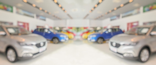 Coches nuevos en el interior de la sala de exposición fondo abstracto borroso