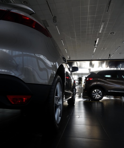 Coches nuevos en la sala de exposición en un centro de distribución