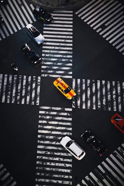 Coches en un paso de peatones en Japón