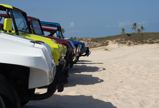 Coches de playa en la playa en un día soleado