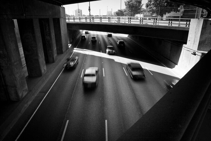 Foto coches que se mueven por la carretera en la ciudad