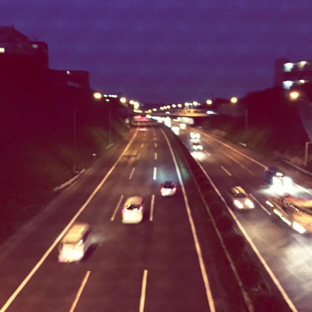 Foto coches que se mueven por la carretera por la noche